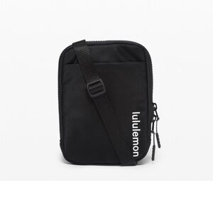 Lululemon Athletica Easy Access Crossbody Belt Bag black/ white EXCELLENT